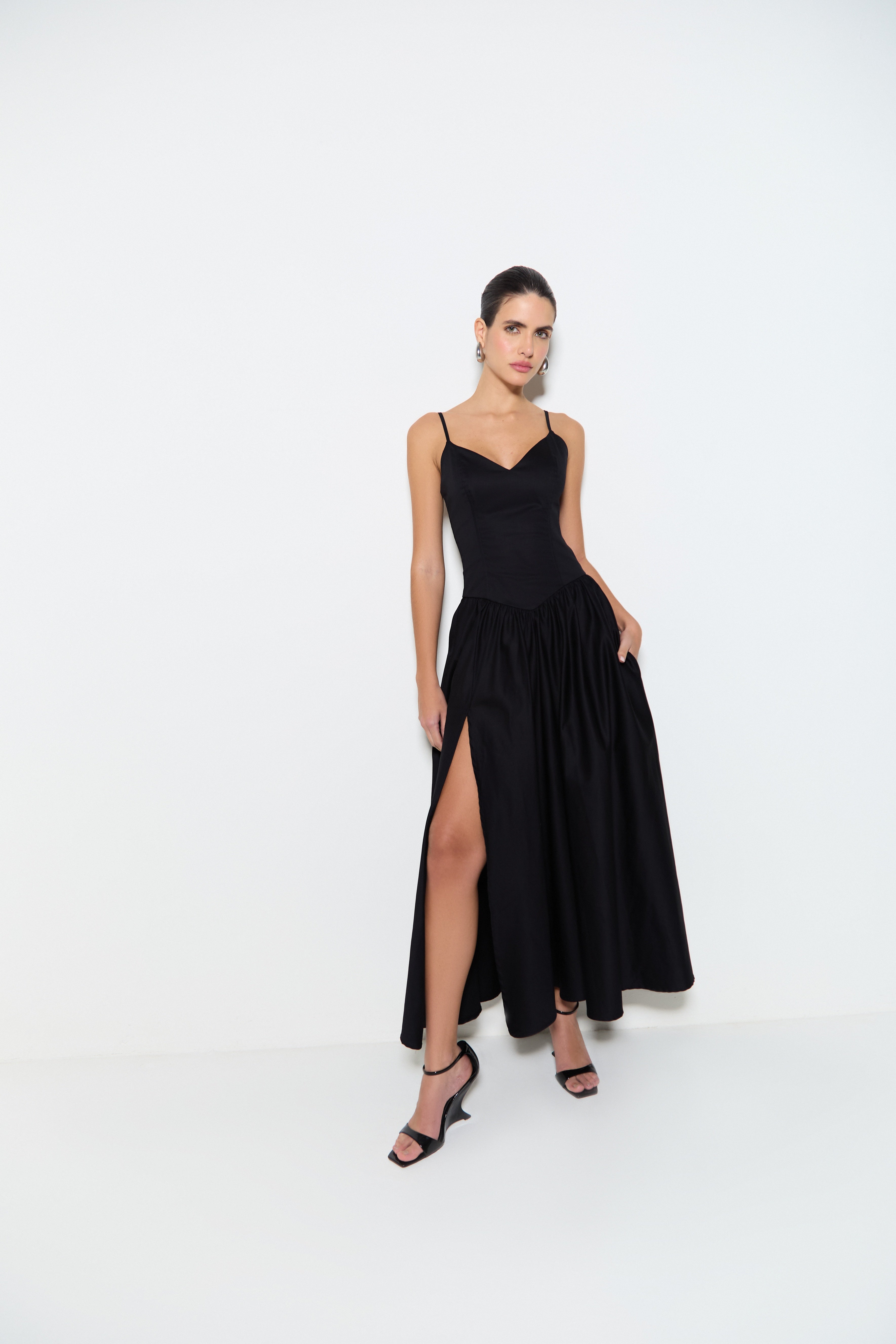 VESTIDO MIDI COM SAIA RODADA E FRANZIDOS COLEÇÃO VERÃO 25